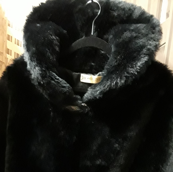 Vintage Black faux fur cape - Picture 4 of 5
